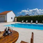 Apartman Peaceful Murvica Pool, Garden, And Modern Comfort - Two Bedroom With Private Pool *