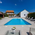 Peaceful Murvica Pool, Garden, And Modern Comfort - Two Bedroom With Private Pool Apartman