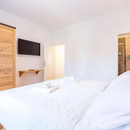 Апартаменты Peaceful Pool, Garden, And Modern Comfort - Two Bedroom With Private Pool Задар