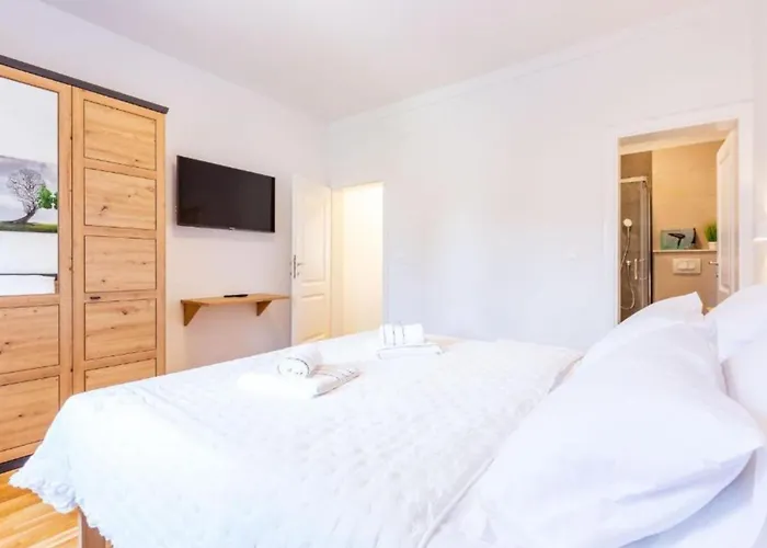 Апартаменты Peaceful Pool, Garden, And Modern Comfort - Two Bedroom With Private Pool Задар