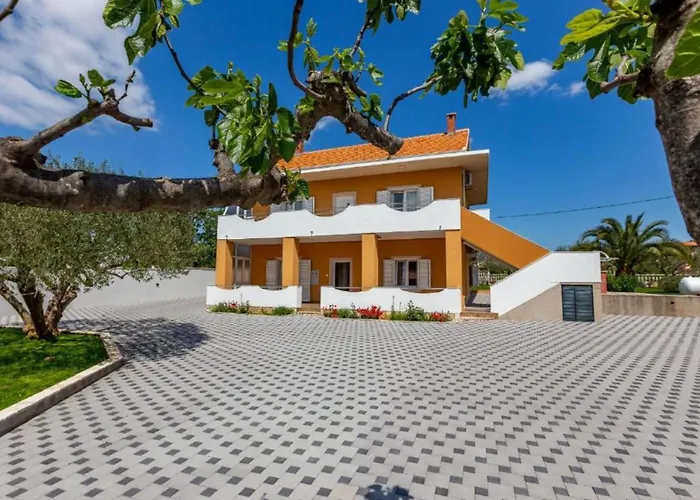 Peaceful Murvica Pool, Garden, And Modern Comfort - Two Bedroom With Private Pool زادار