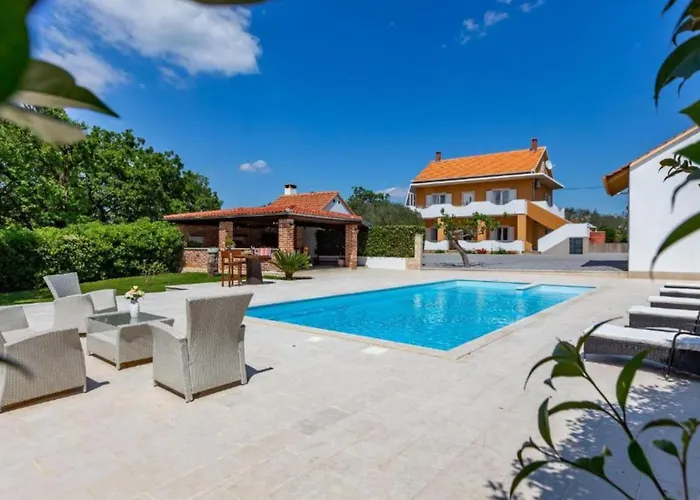 Peaceful Pool, Garden, And Modern Comfort - Two Bedroom With Private Pool Apartman *