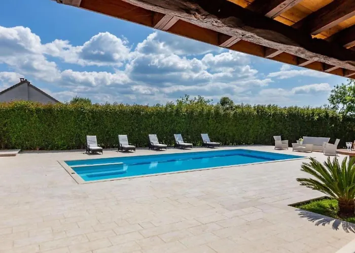 Peaceful Murvica Pool, Garden, And Modern Comfort - Two Bedroom With Private Pool شقة